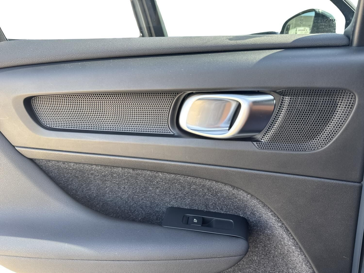 Grå Volvo EX40 fra 2025