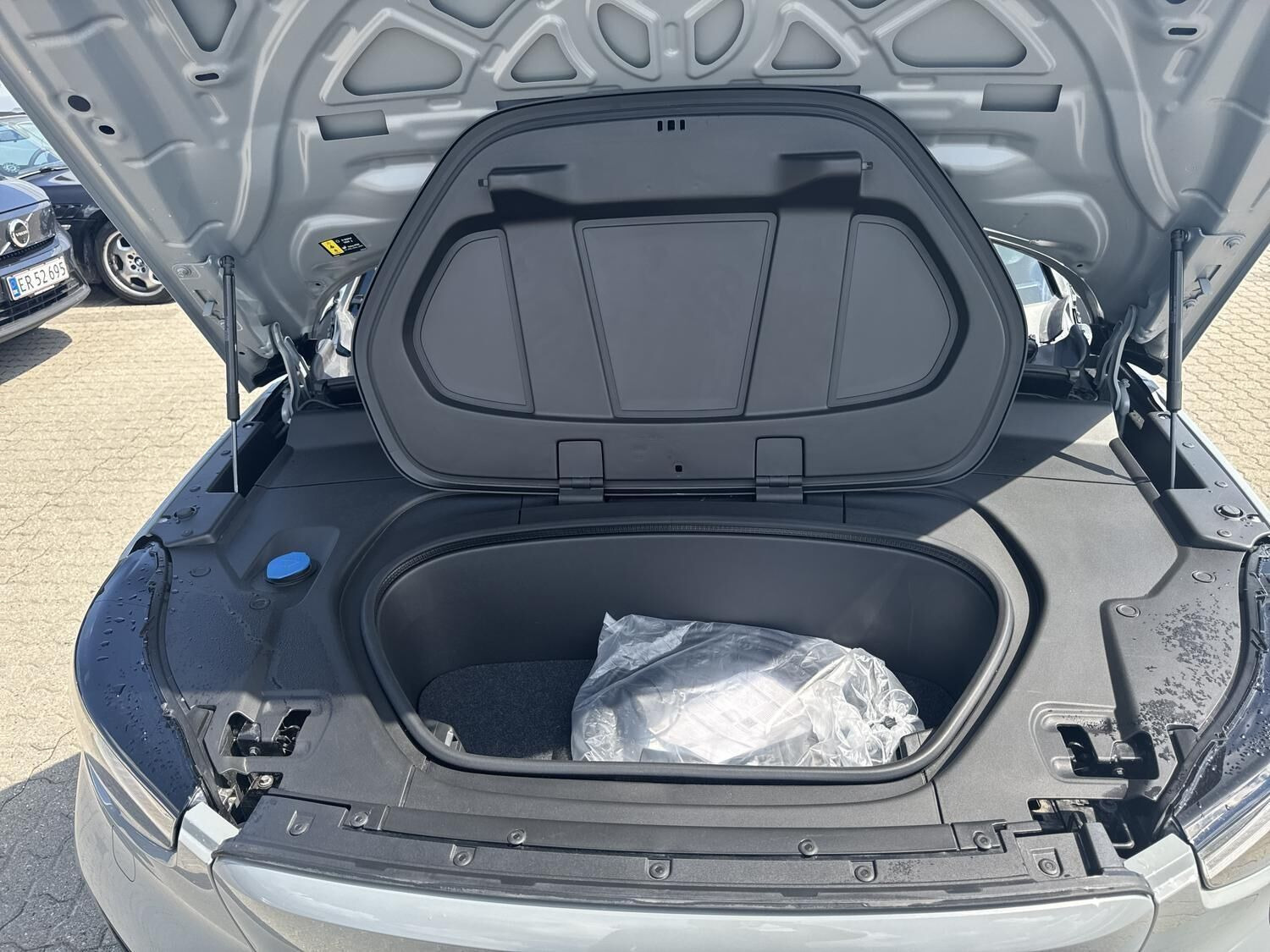 Grå Volvo EX40 fra 2025