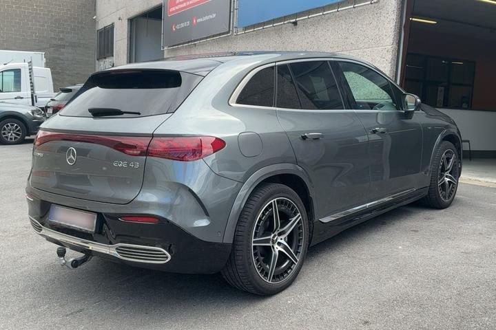 Rød Mercedes EQE43 SUV fra 2024