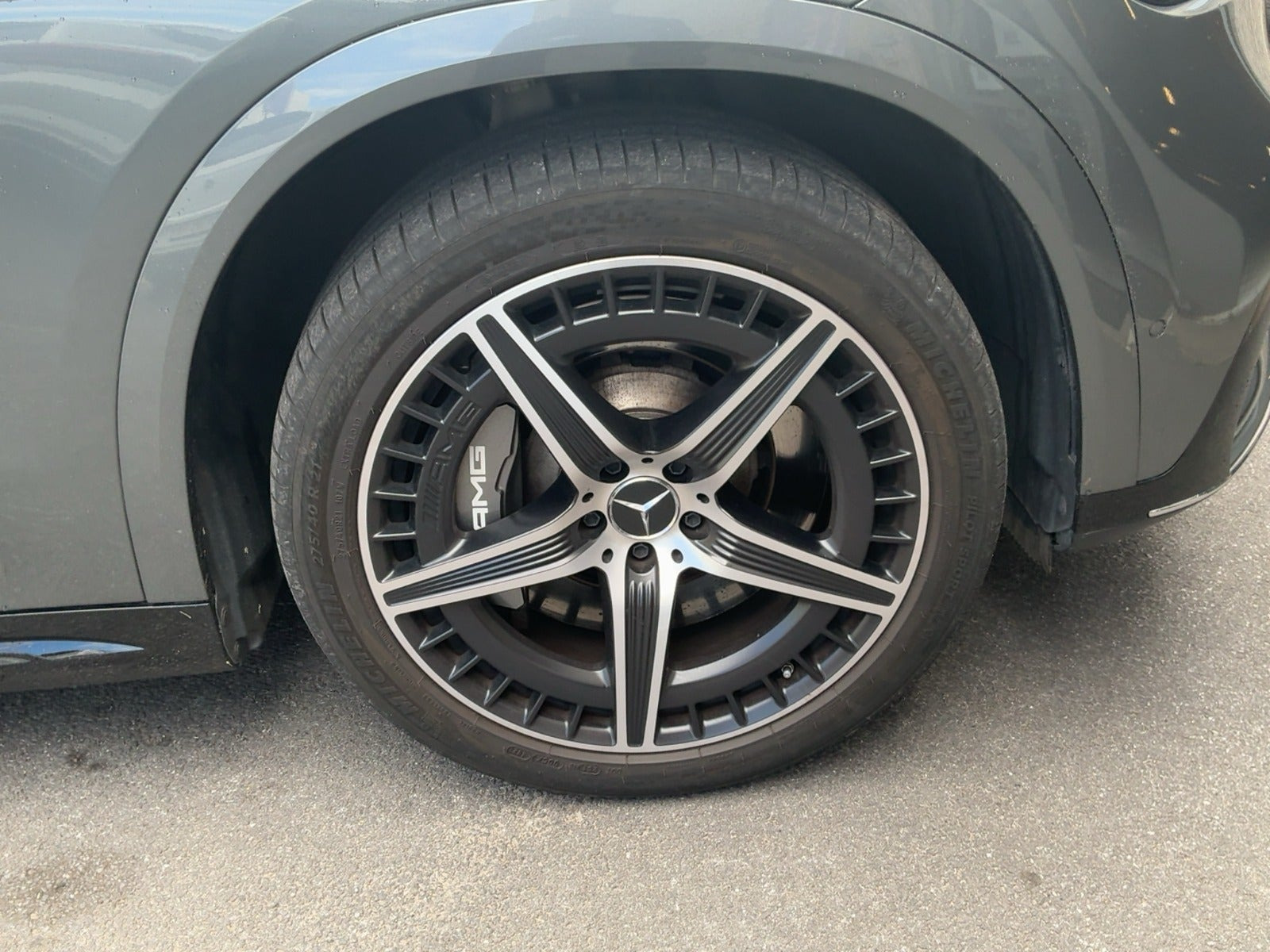 Rød Mercedes EQE43 SUV fra 2024