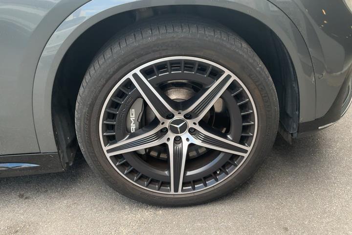 Rød Mercedes EQE43 SUV fra 2024