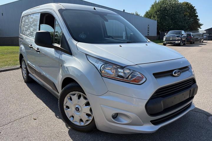 Sølv Ford Transit Connect fra 2014 set udefra