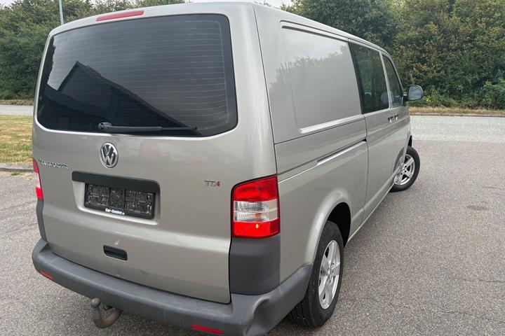 Gul VW Transporter fra 2012