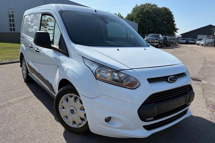 Hvid Ford Transit Connect fra 2015 set udefra