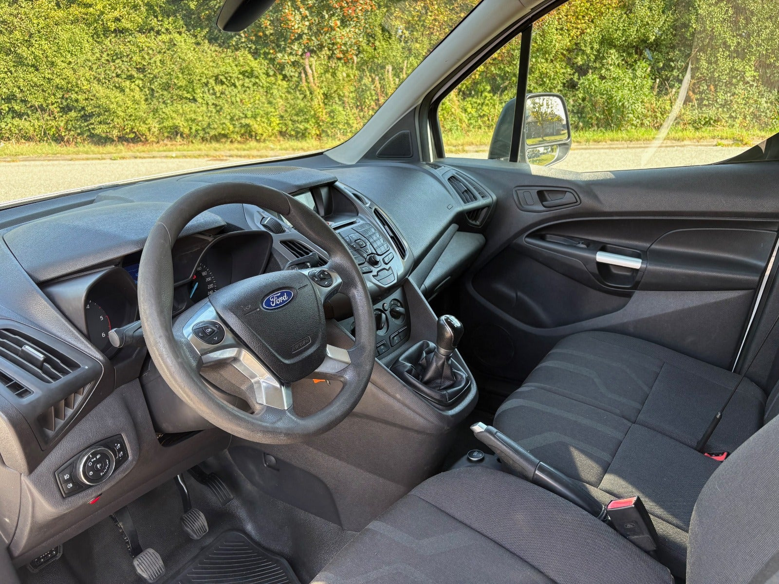 Hvid Ford Transit Connect fra 2015