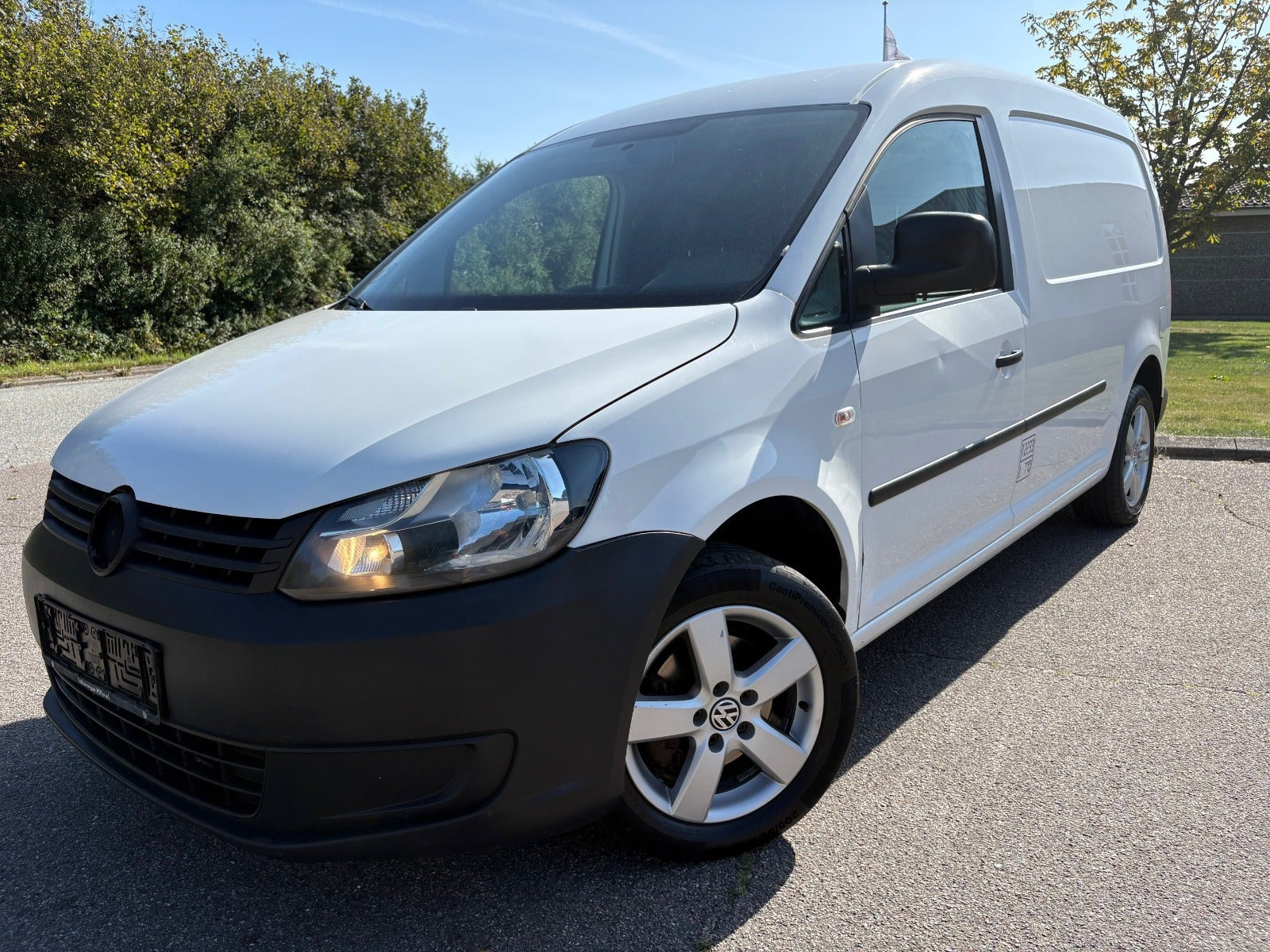 Hvid VW Caddy Maxi fra 2011