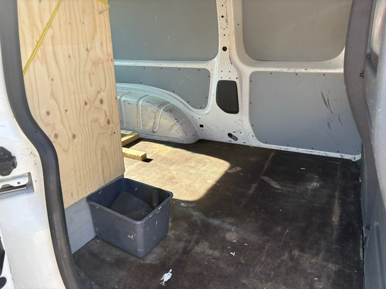 Hvid VW Caddy Maxi fra 2011