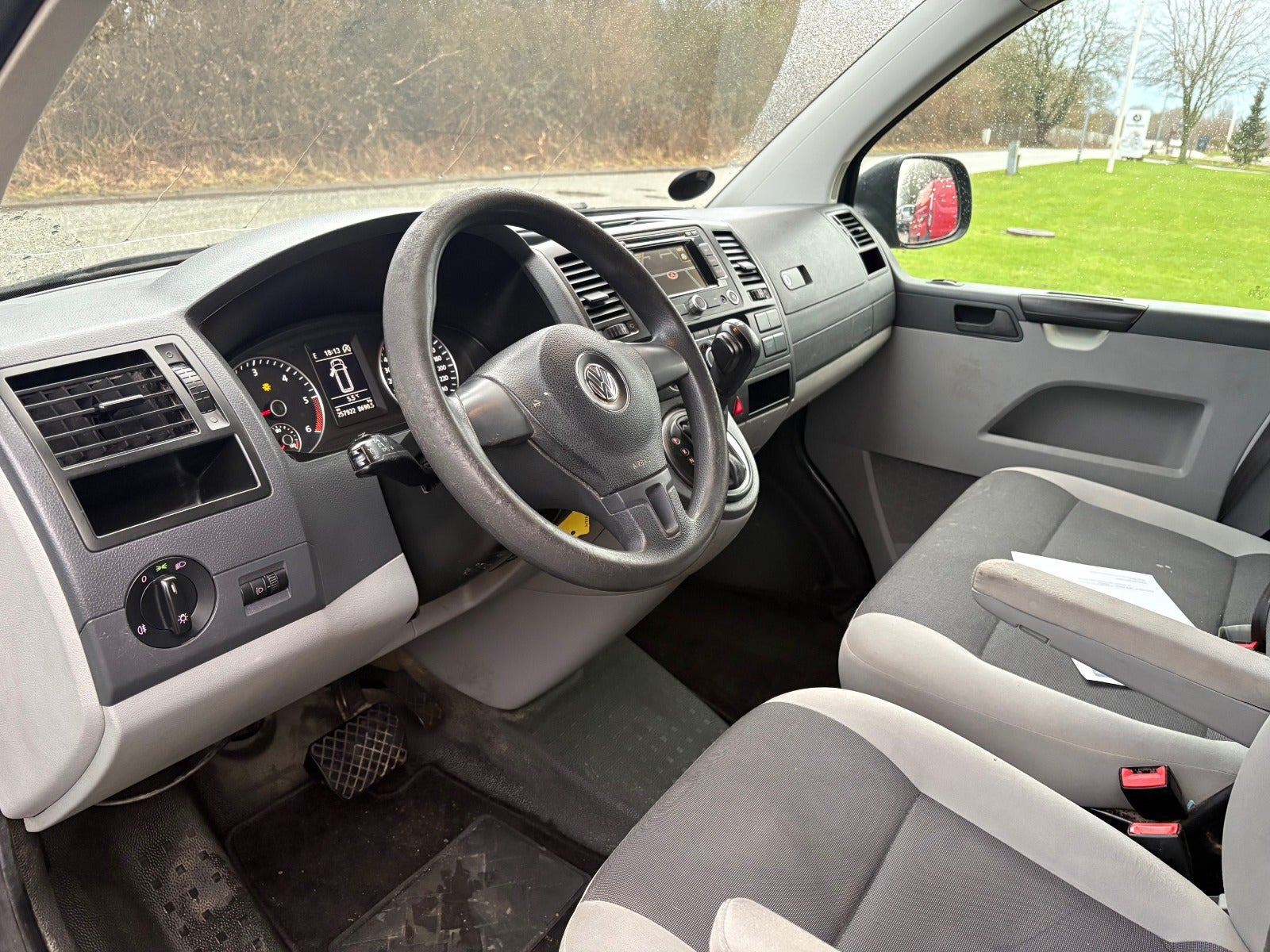 Sort VW Transporter fra 2015