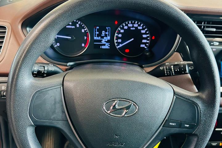 Brun Hyundai i20 fra 2016