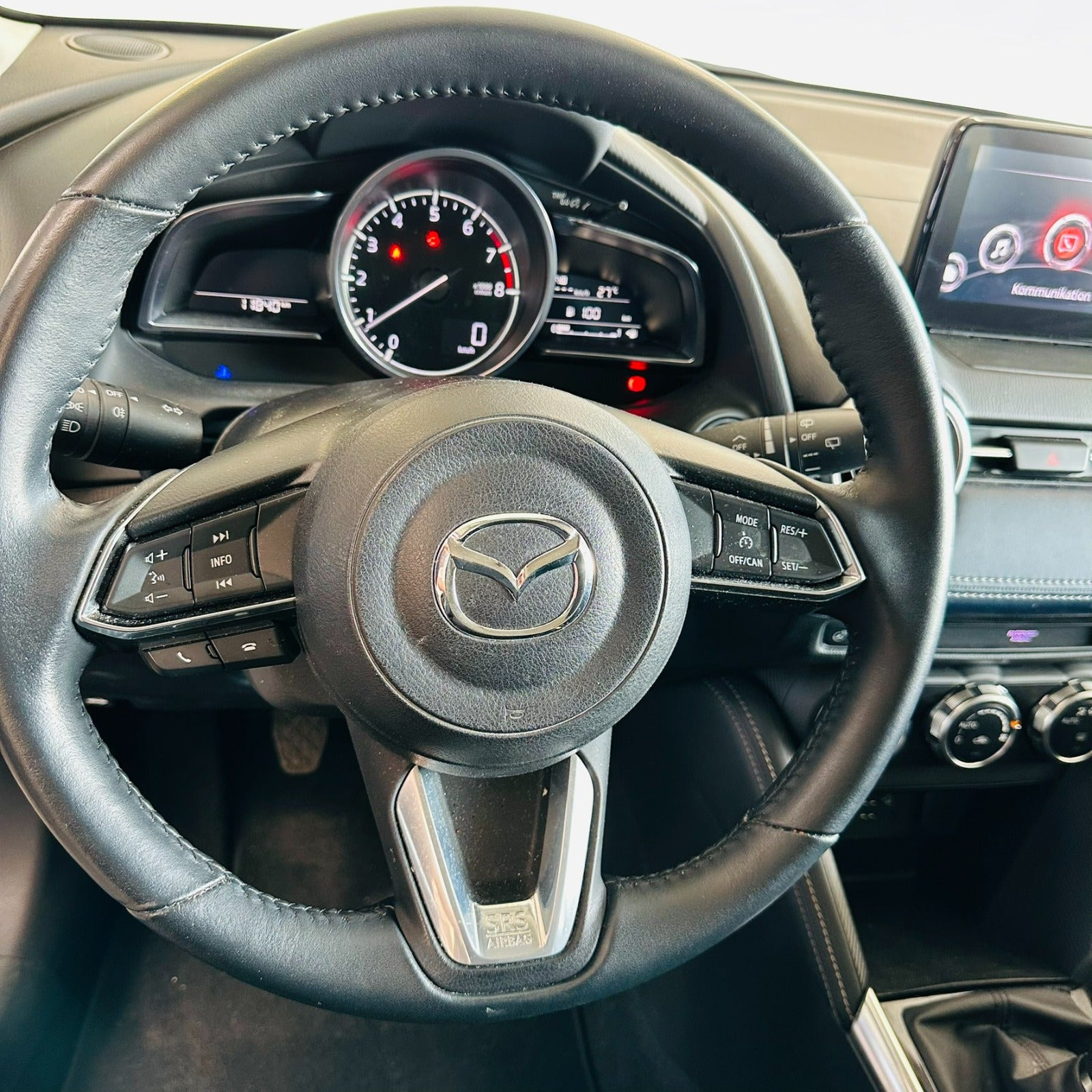 Blå Mazda 2 fra 2021