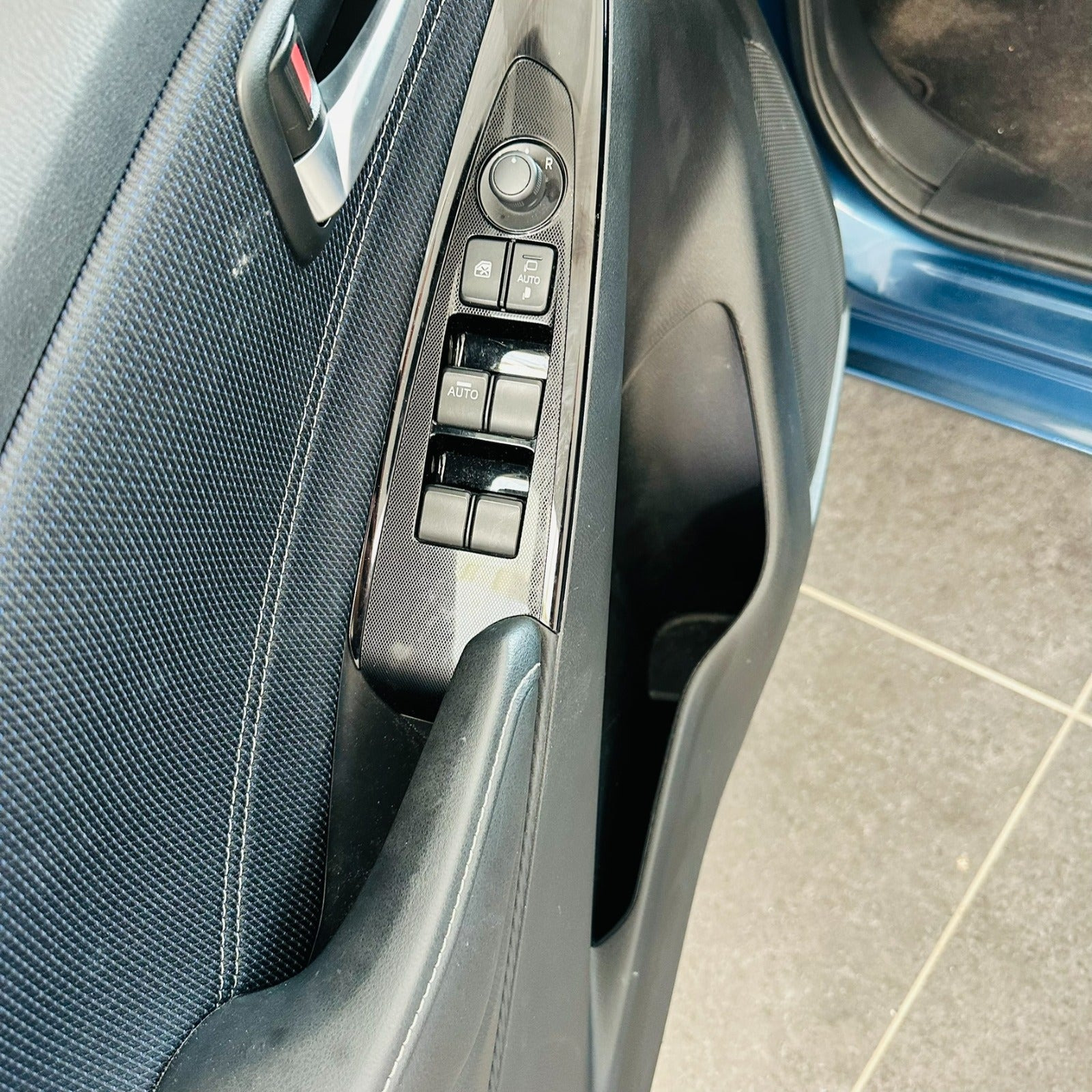 Blå Mazda 2 fra 2021
