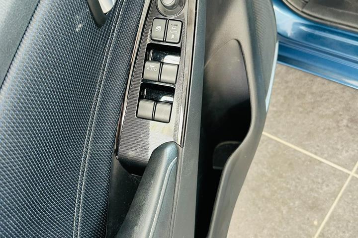 Blå Mazda 2 fra 2021