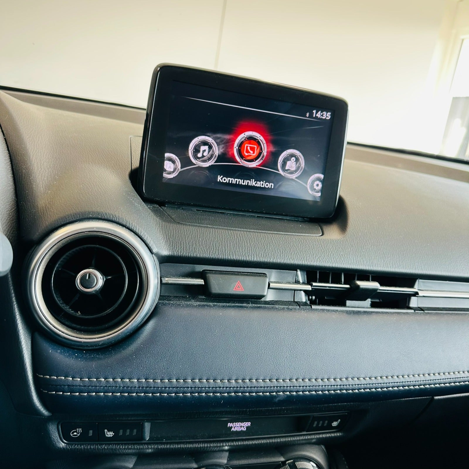 Blå Mazda 2 fra 2021