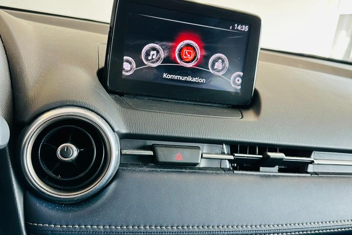 Blå Mazda 2 fra 2021