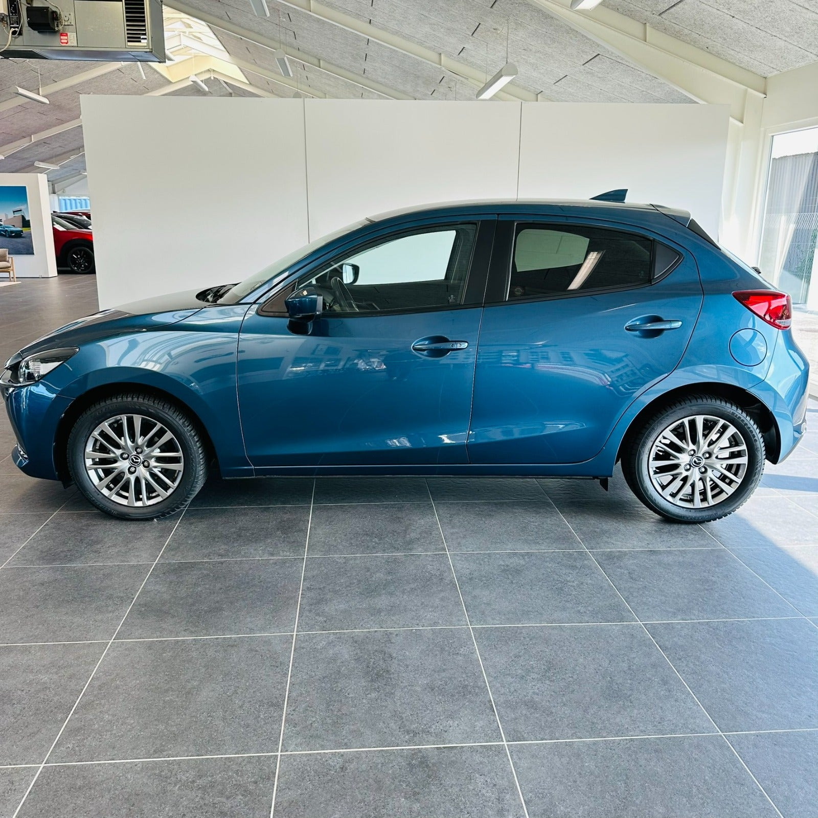 Blå Mazda 2 fra 2021