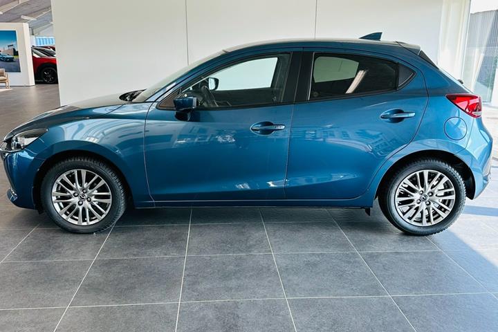 Blå Mazda 2 fra 2021