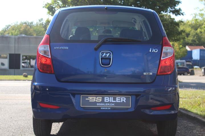 Blå Hyundai i10 fra 2012