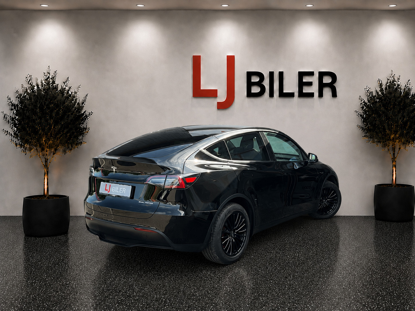 Sort Tesla Model Y fra 2023