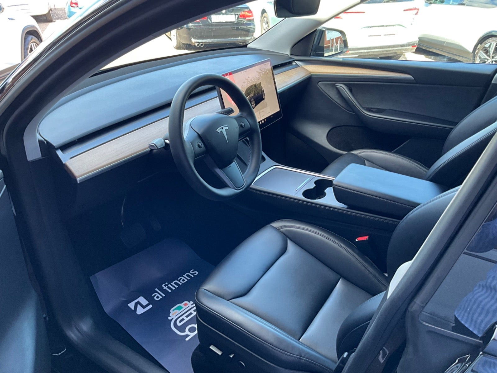 Sort Tesla Model Y fra 2023