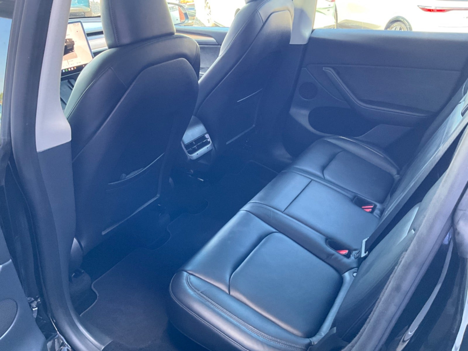Sort Tesla Model Y fra 2023