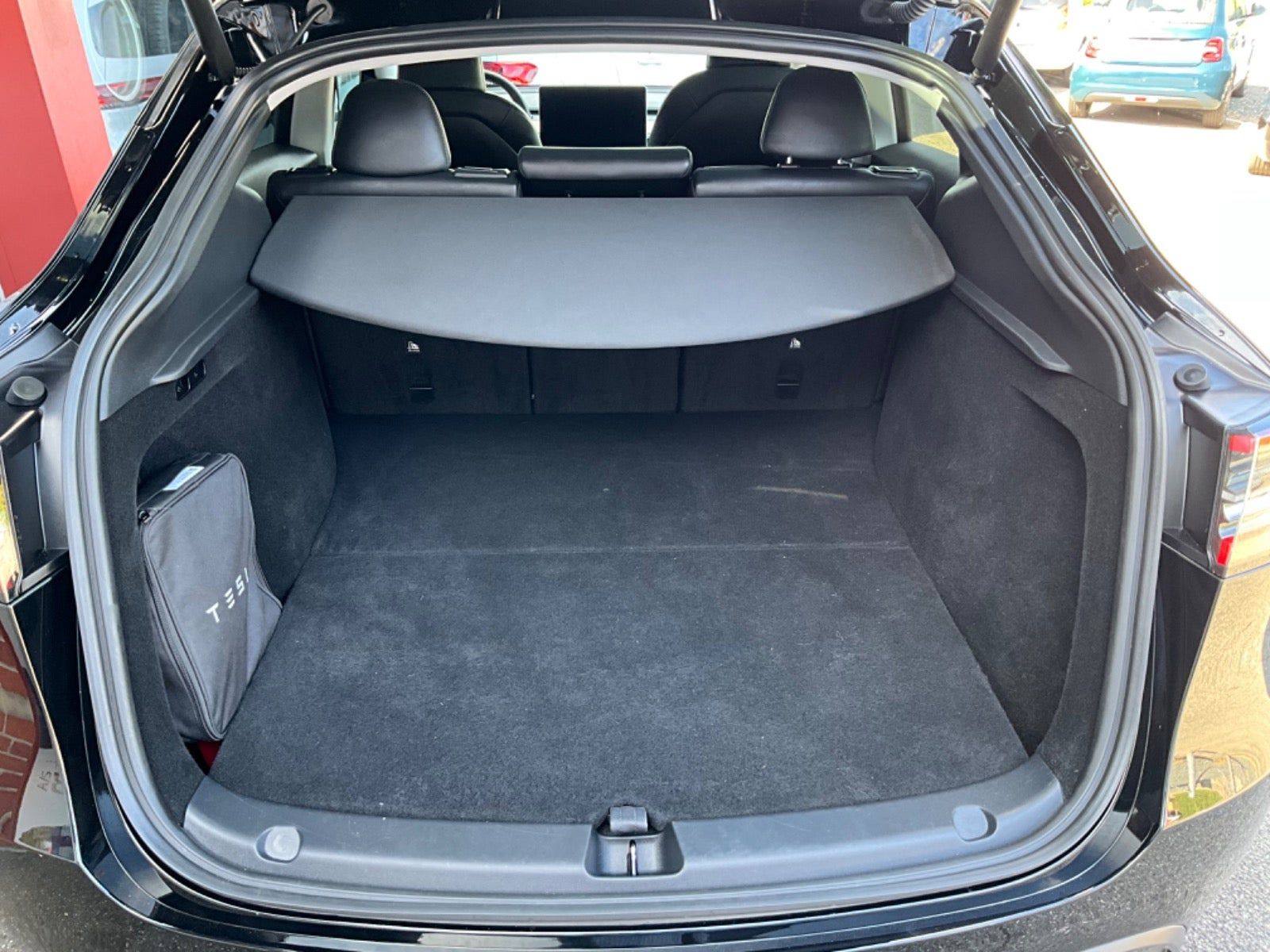Sort Tesla Model Y fra 2023