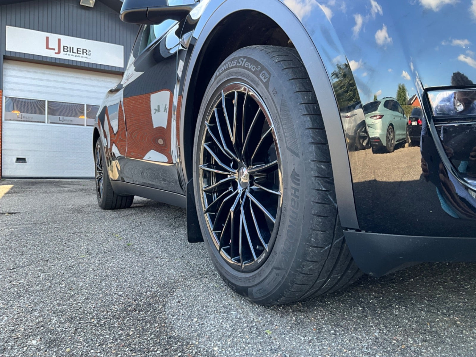 Sort Tesla Model Y fra 2023