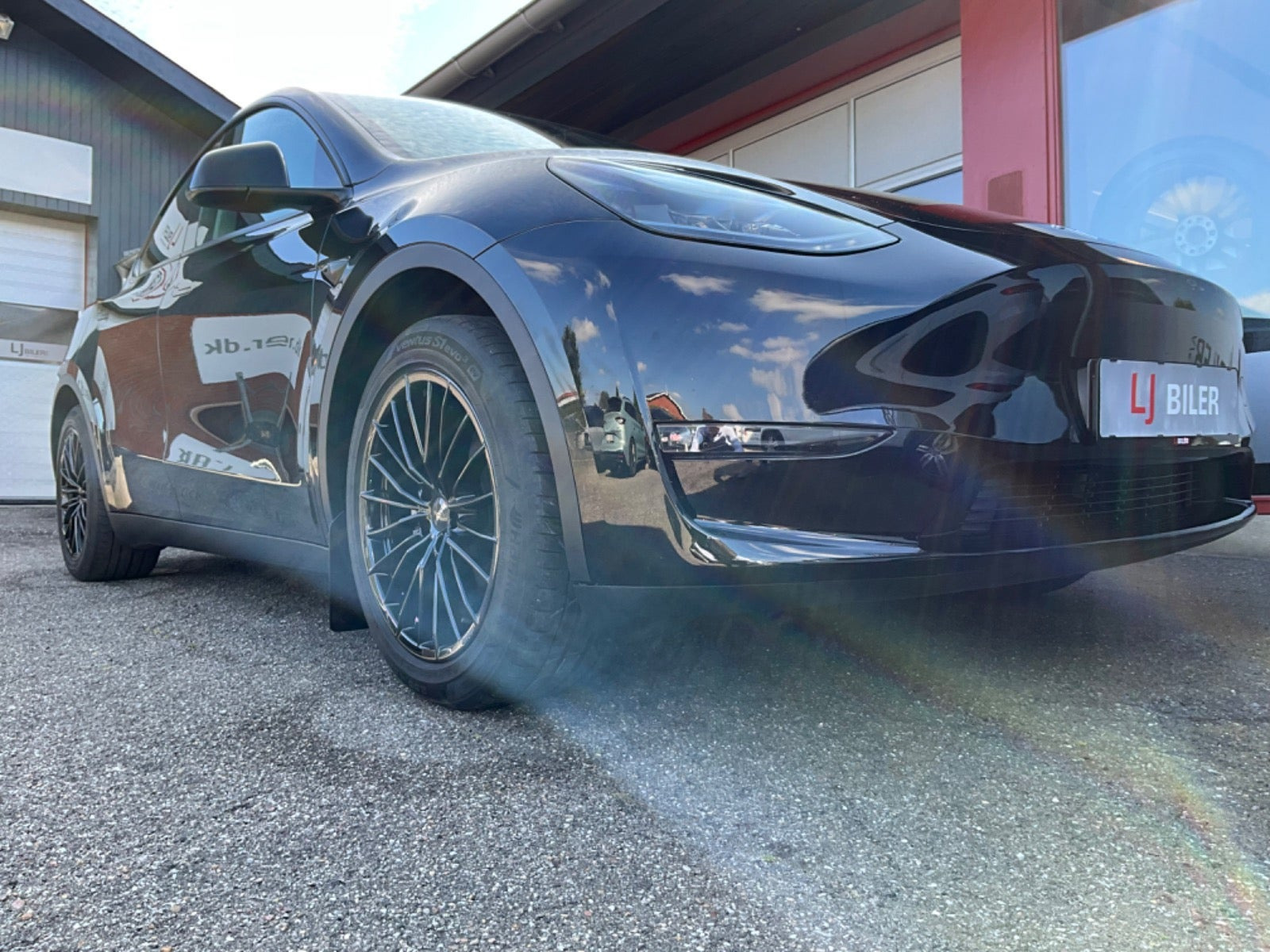 Sort Tesla Model Y fra 2023