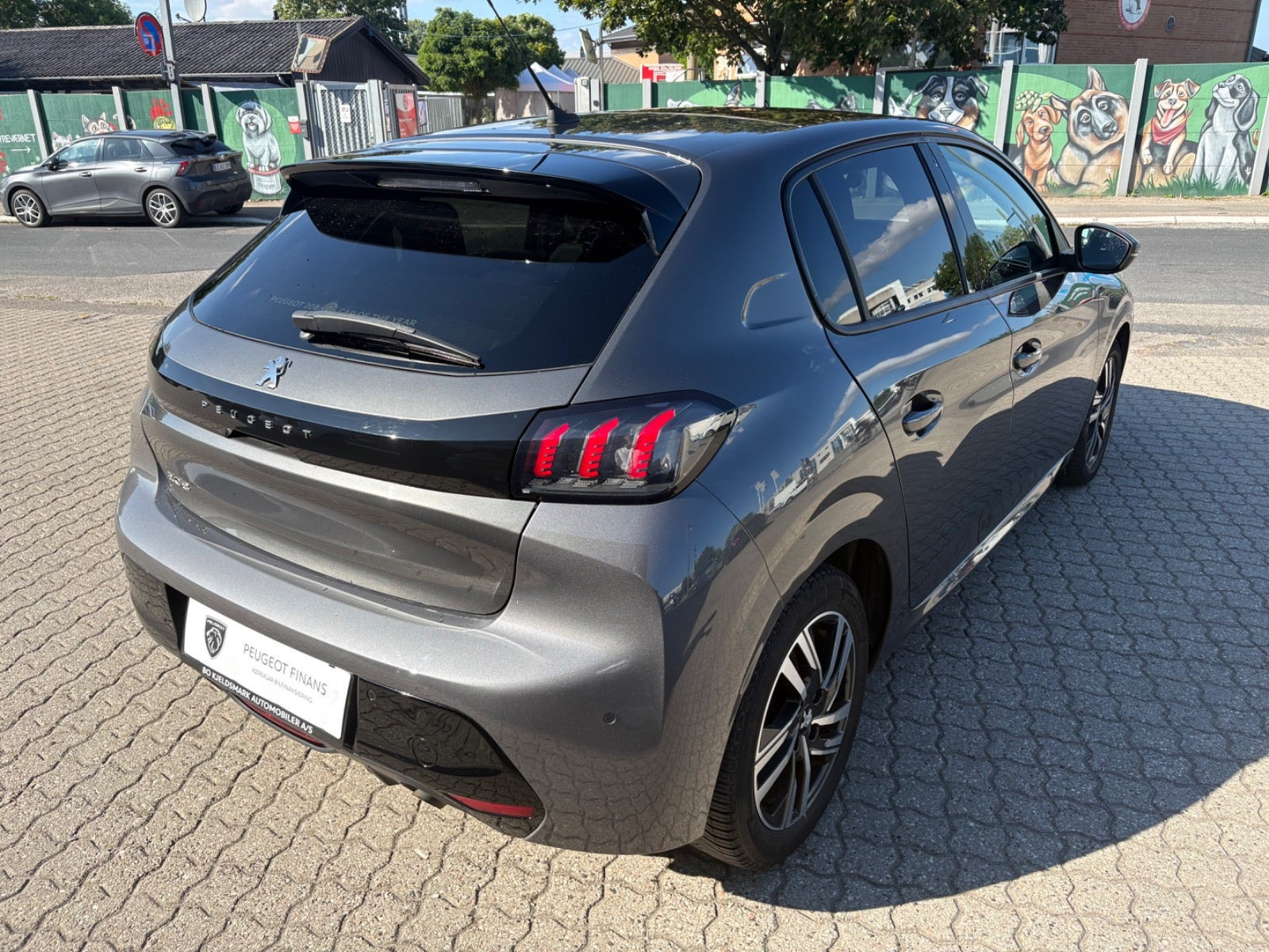 Rød Peugeot 208 fra 2020