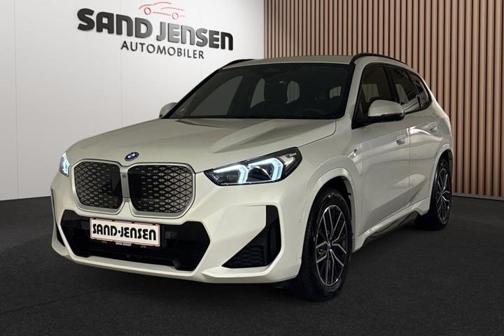 Hvid BMW iX1 fra 2025