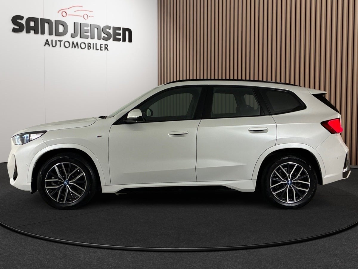 Hvid BMW iX1 fra 2025