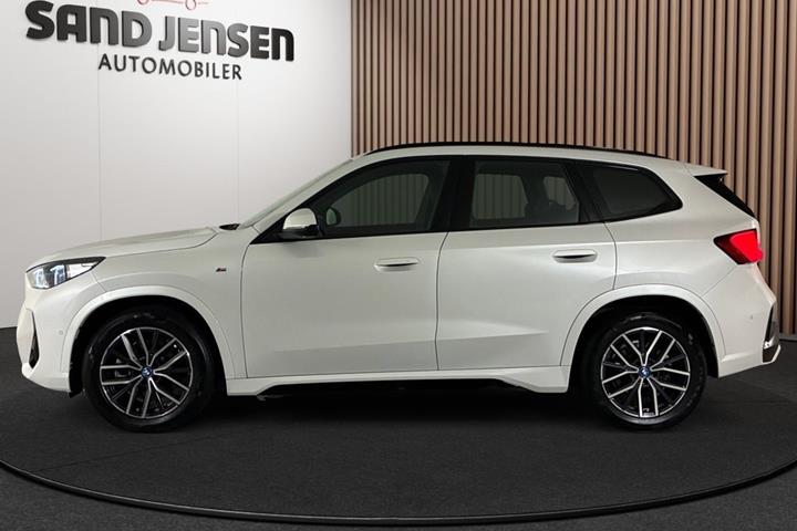 Hvid BMW iX1 fra 2025