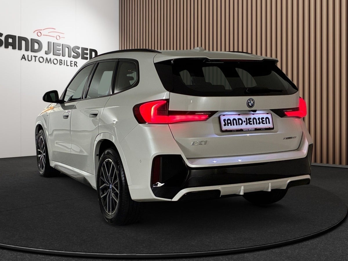 Hvid BMW iX1 fra 2025
