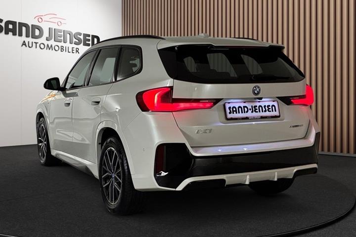 Hvid BMW iX1 fra 2025