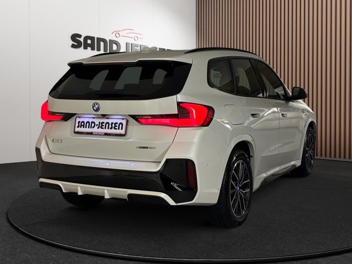 Hvid BMW iX1 fra 2025