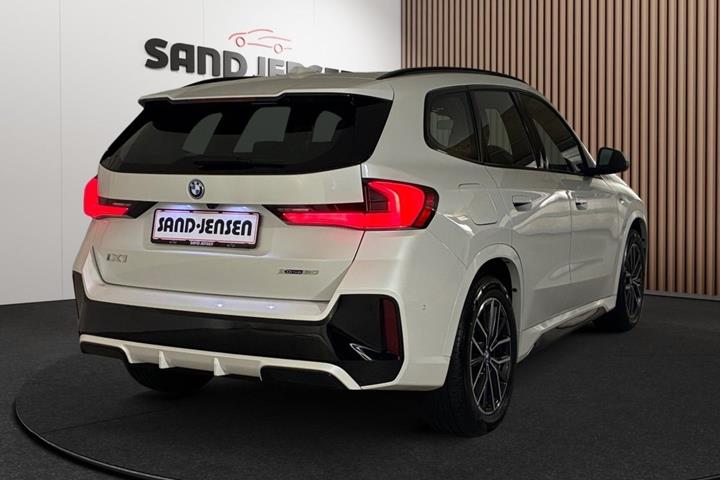 Hvid BMW iX1 fra 2025