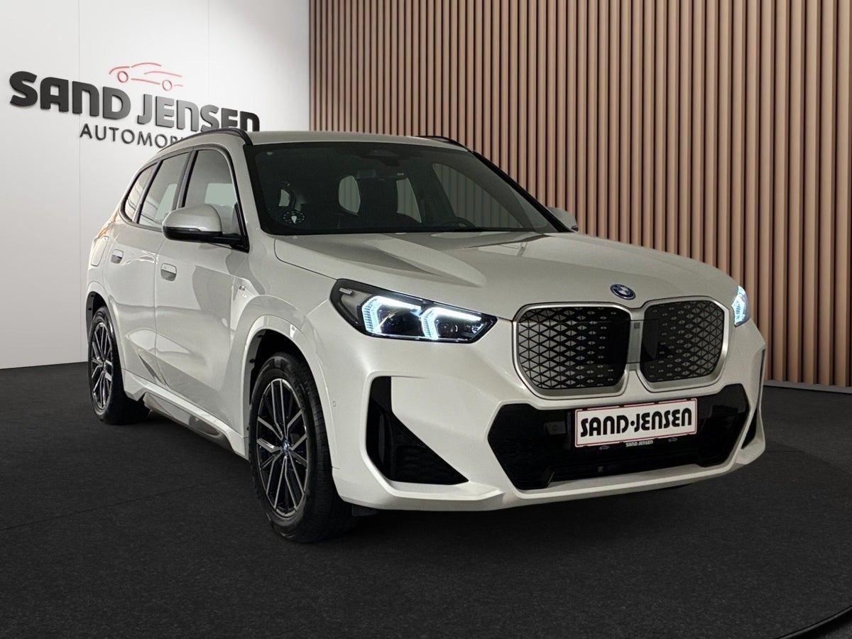 Hvid BMW iX1 fra 2025