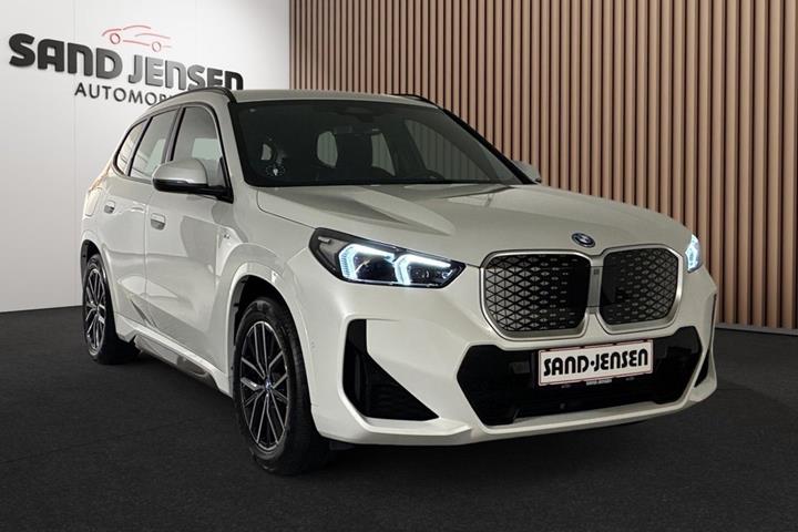 Hvid BMW iX1 fra 2025