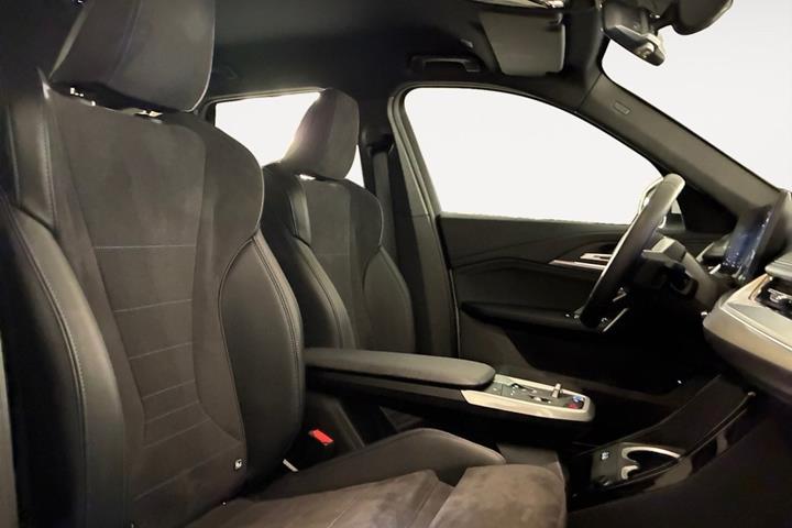 Hvid BMW iX1 fra 2025