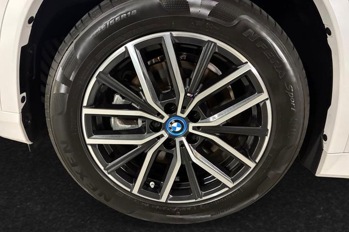 Hvid BMW iX1 fra 2025