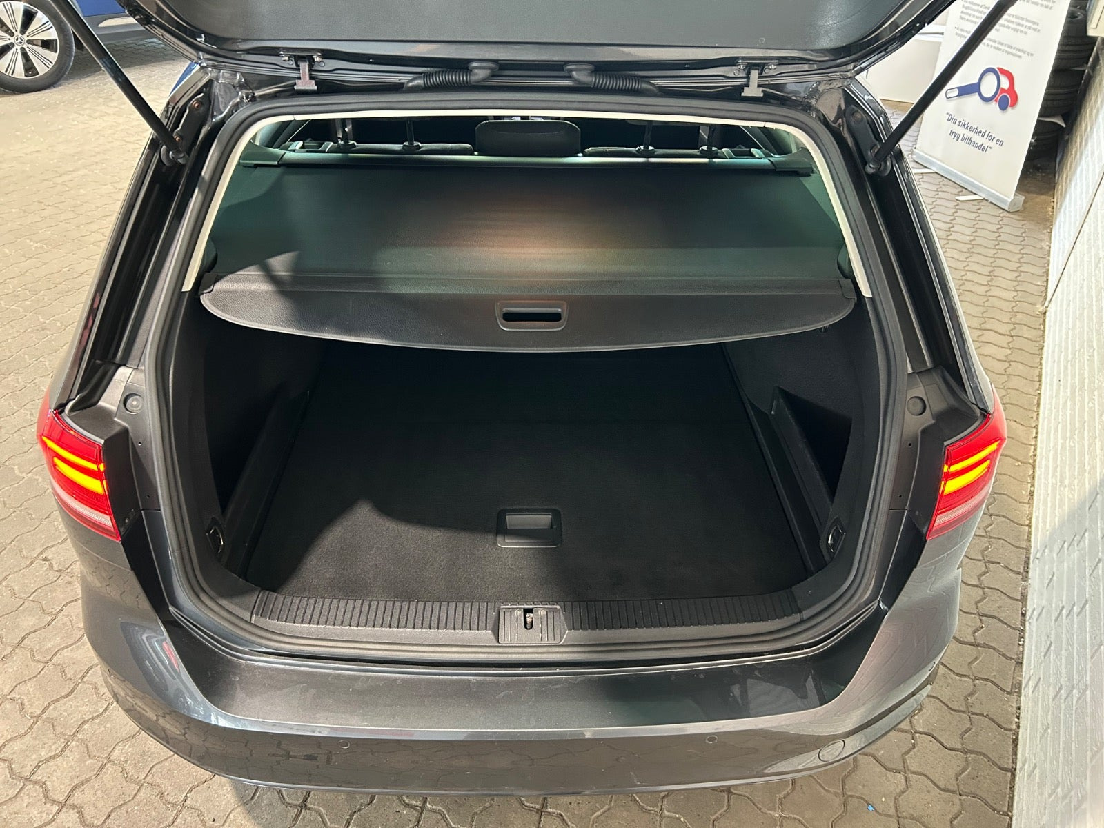 Sort VW Passat fra 2019
