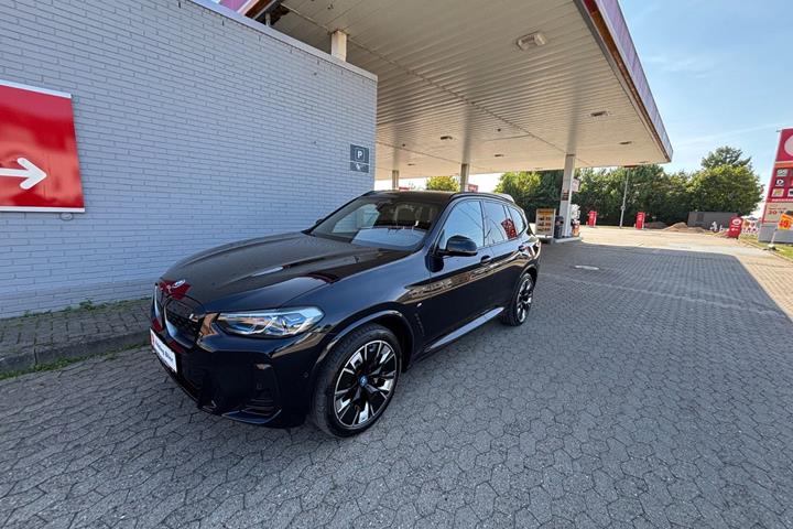 Sort BMW iX3 fra 2023