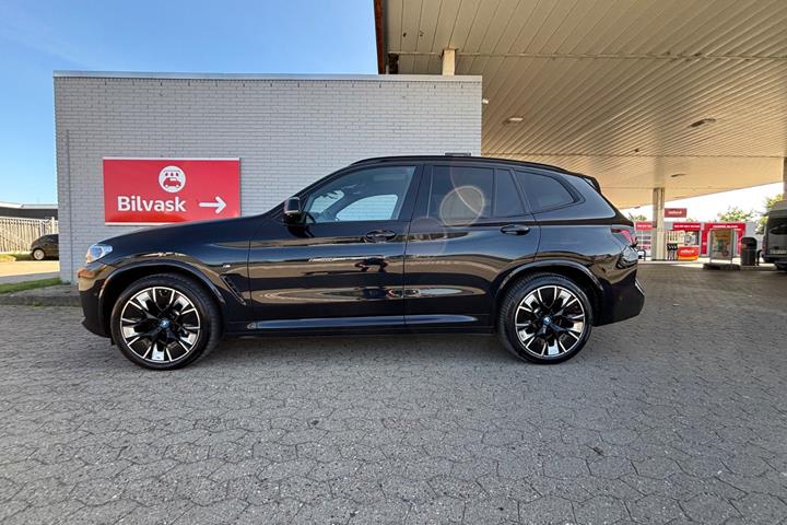 Sort BMW iX3 fra 2023