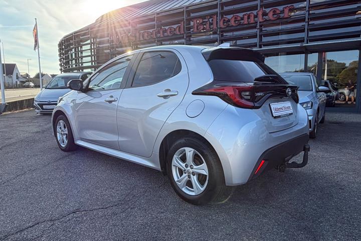 Sølv Toyota Yaris fra 2021