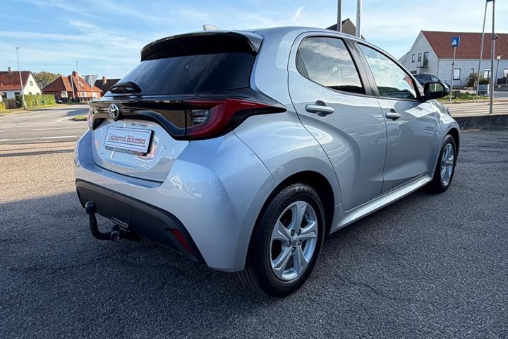 Sølv Toyota Yaris fra 2021