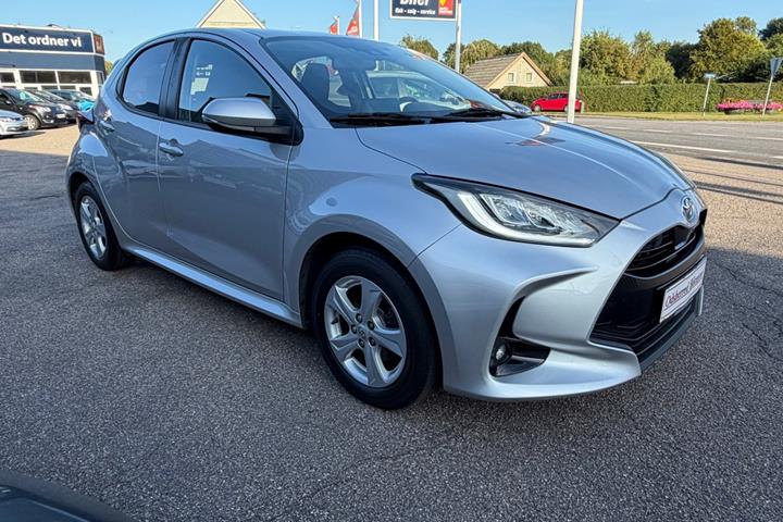 Sølv Toyota Yaris fra 2021