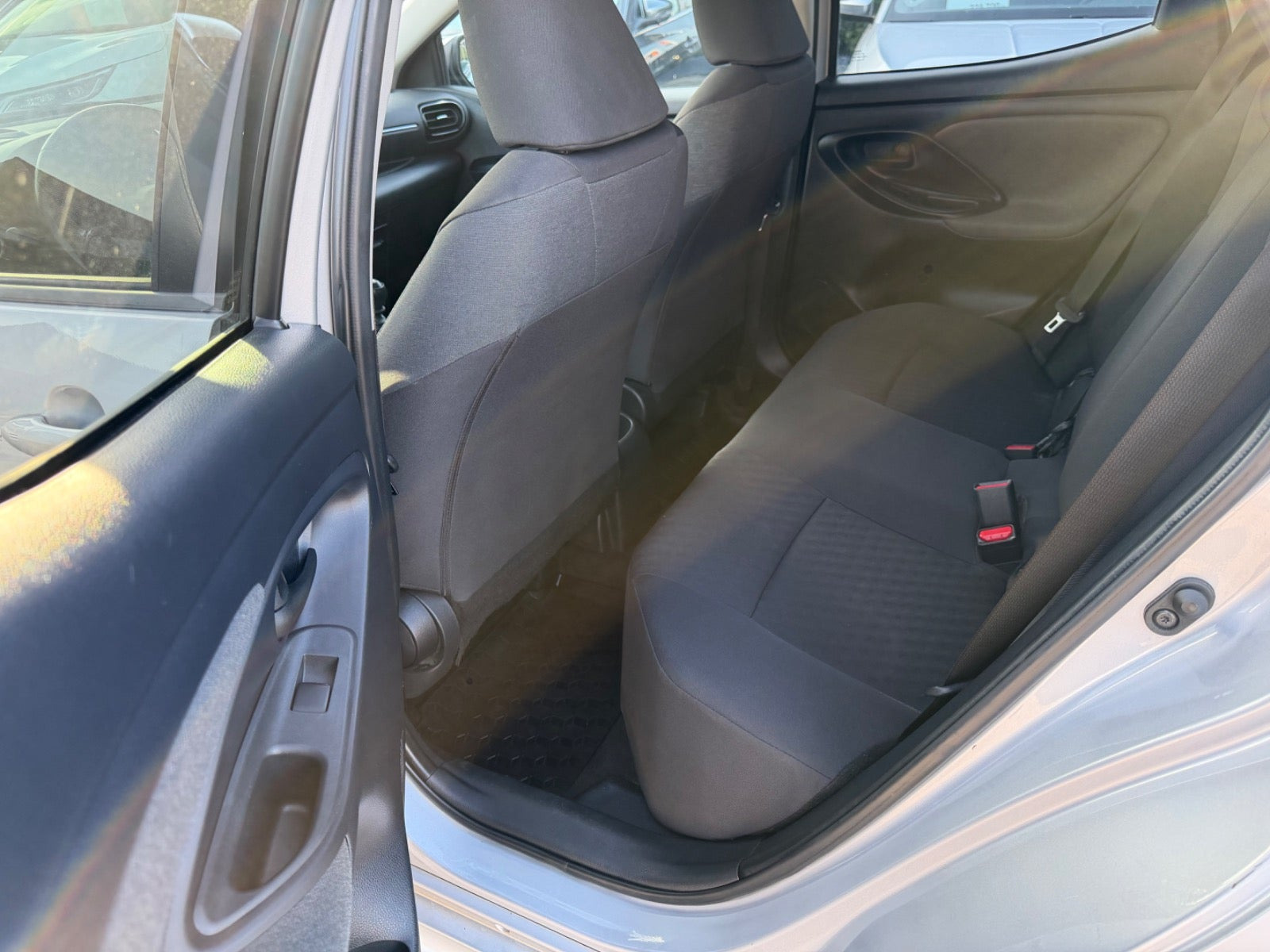Sølv Toyota Yaris fra 2021