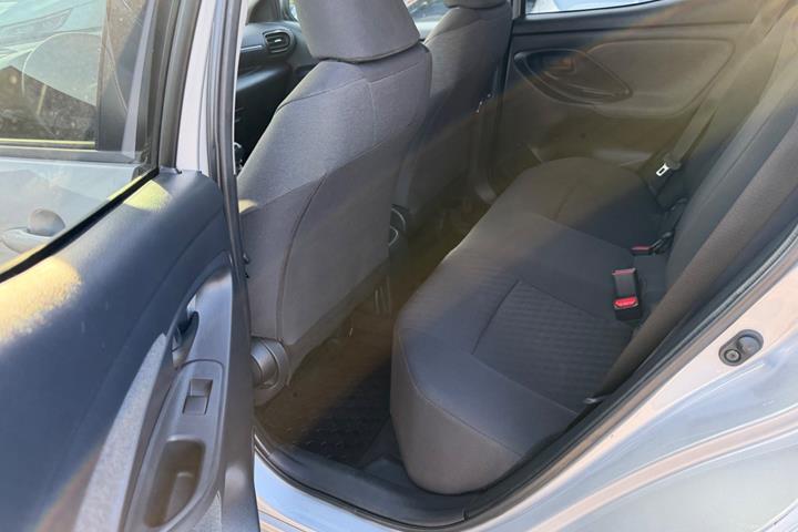Sølv Toyota Yaris fra 2021
