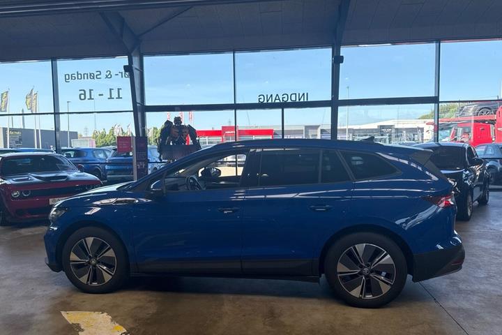 Blå Skoda Enyaq fra 2024