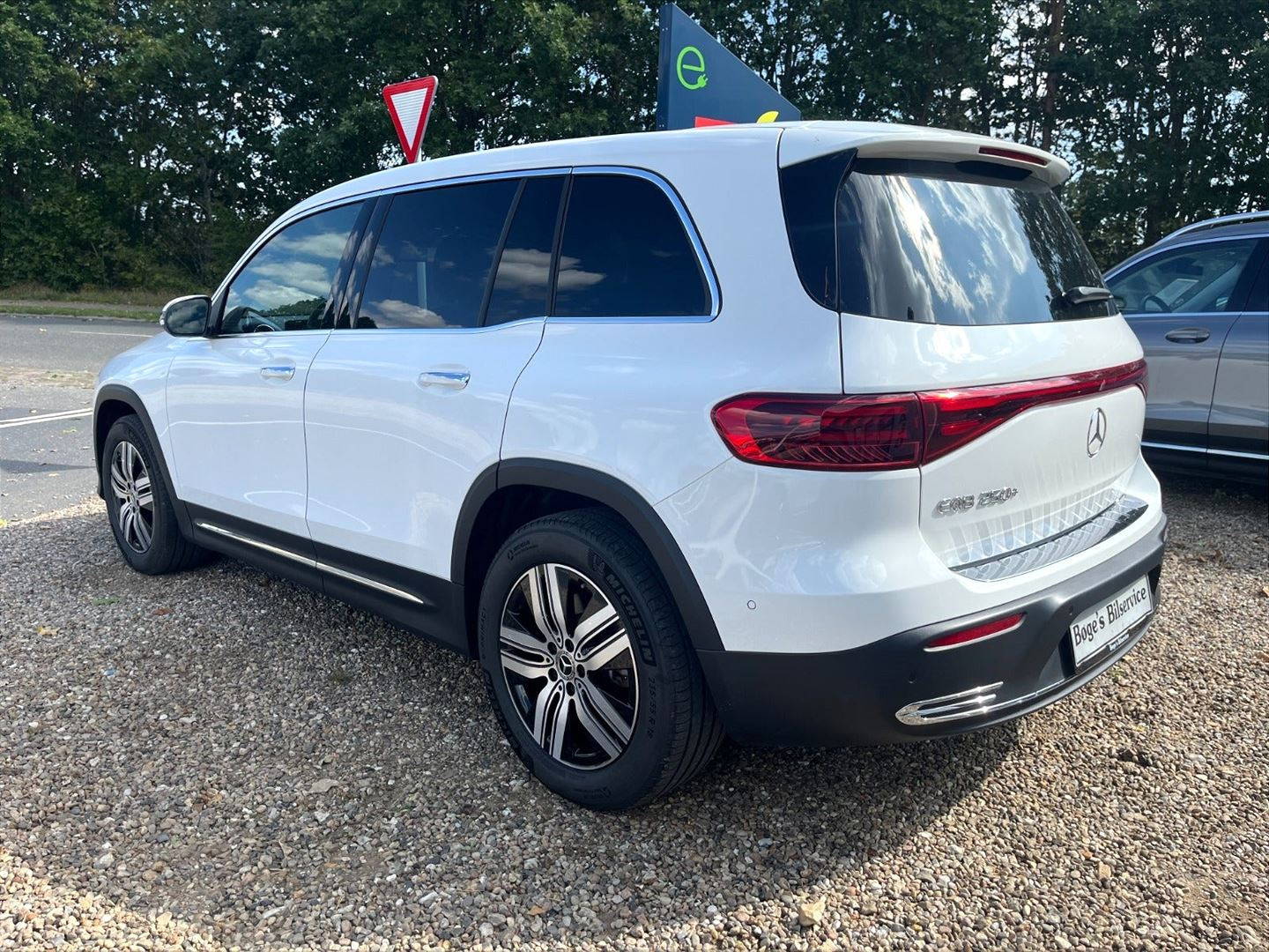 Hvid Mercedes EQB 250+ fra 2025