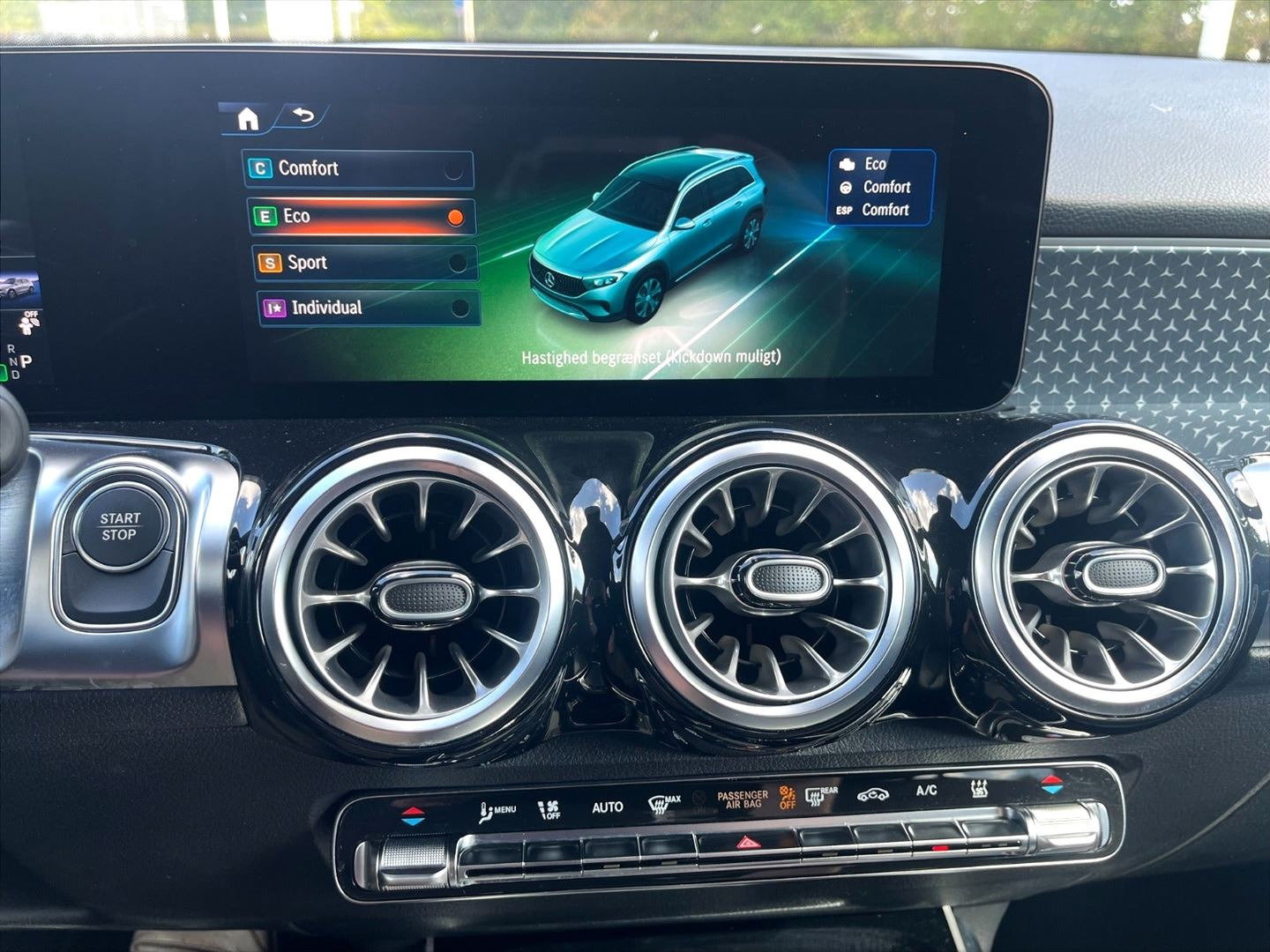 Hvid Mercedes EQB 250+ fra 2025
